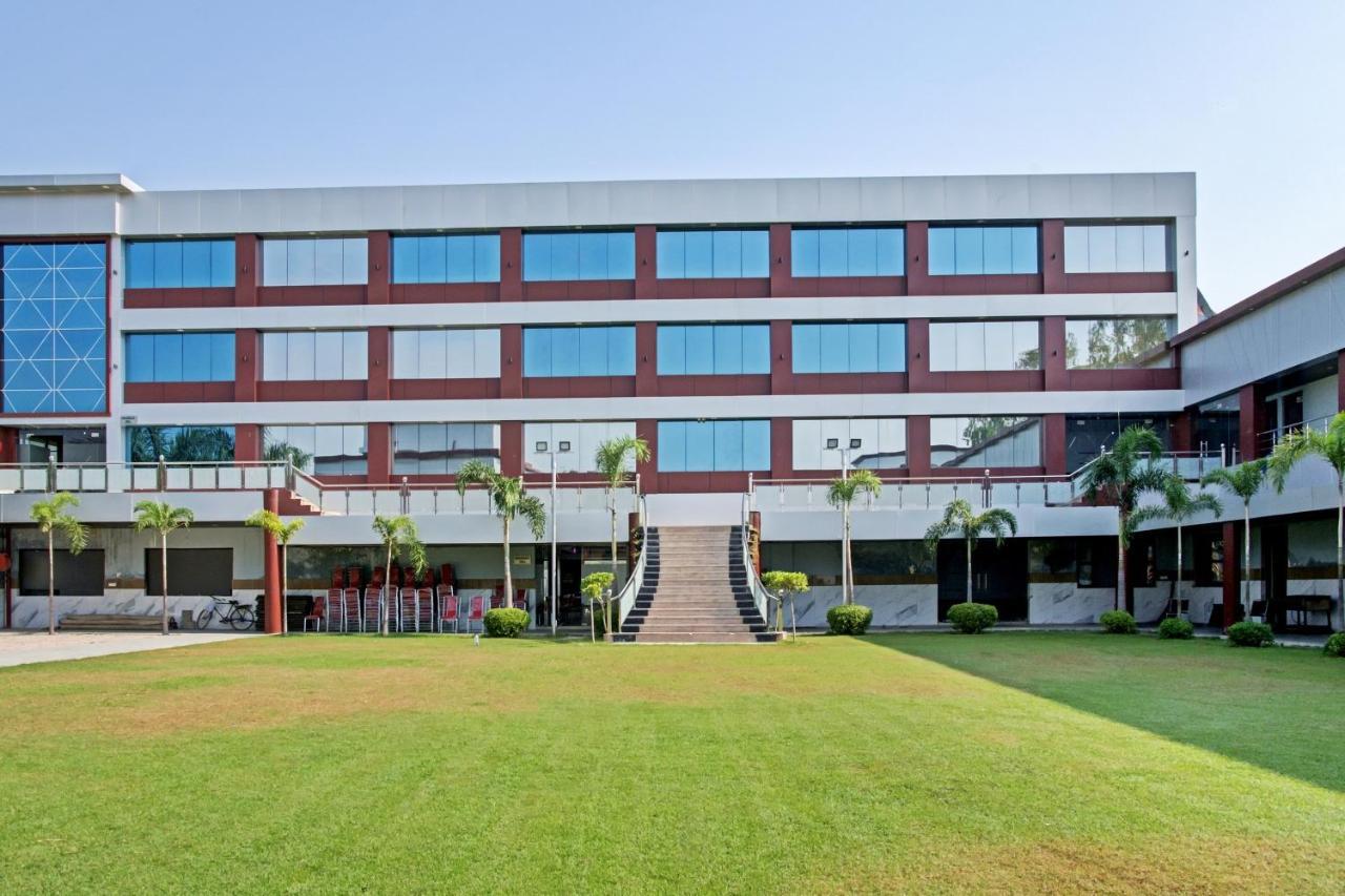 Oyo 62241 Swastik Garden Hotel Dhāmpur Eksteriør billede